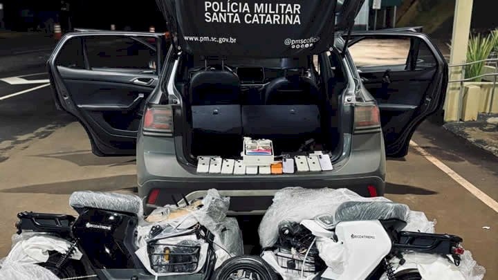 Casal é flagrado com iPhones presos ao corpo e carga do Paraguai em rodovia de SC