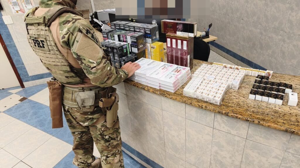 Casal é parado na BR-101 e polícia encontra carga ilegal além de cigarros eletrônicos