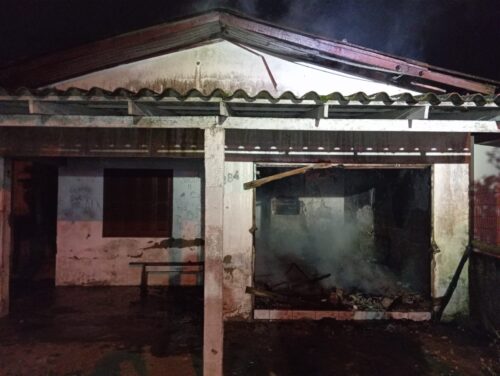Chamas assustam moradores e destroem parte de casa durante a madrugada em SC