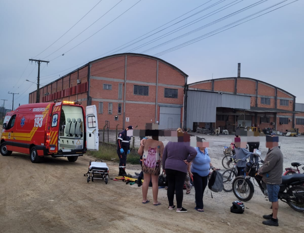 Ciclista fica ferido após colisão com moto e é levado ao hospital em Morro da Fumaça