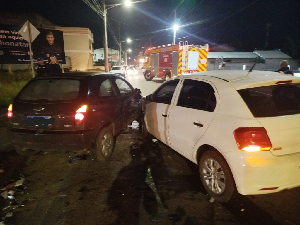 Colisão entre dois carros mobiliza bombeiros e deixa jovem ferida no Centro de Turvo
