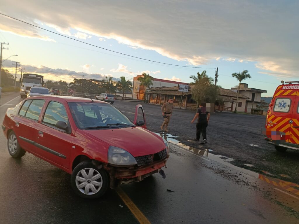 Colisão frontal deixa mulher ferida e mobiliza bombeiros em Morro da Fumaça