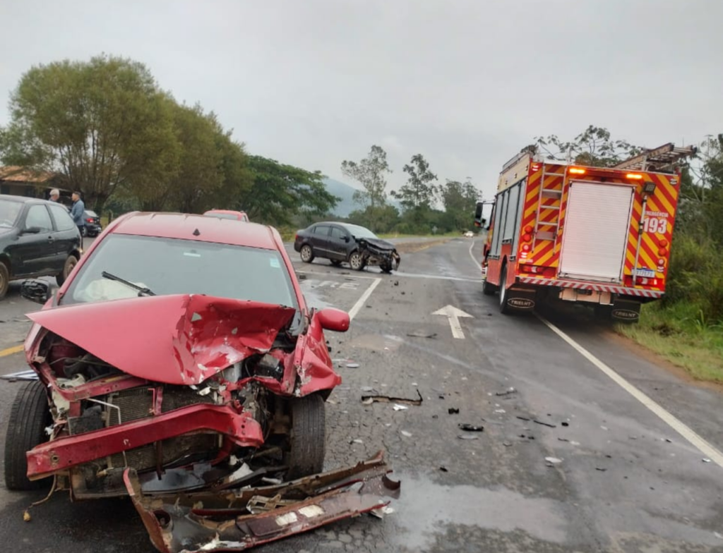 Criança de 8 anos fica ferida após acidente com três carros em rodovia de SC