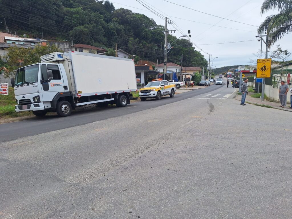 Estudantes de 12 anos são atropeladas por caminhão em São José