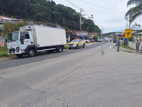 Estudantes de 12 anos são atropeladas por caminhão em São José