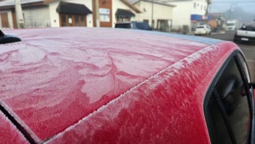 Frio extremo congela carros e derruba temperatura para -4°C em SC