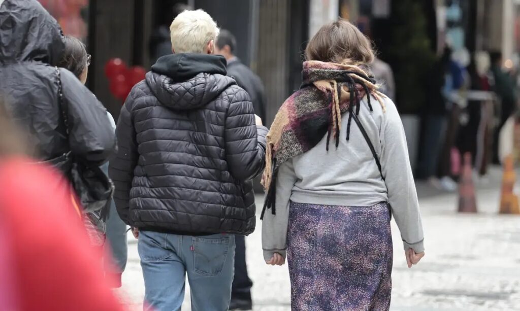 Frio intenso chega com força e temperatura pode despencar para 4°C na região de Tubarão