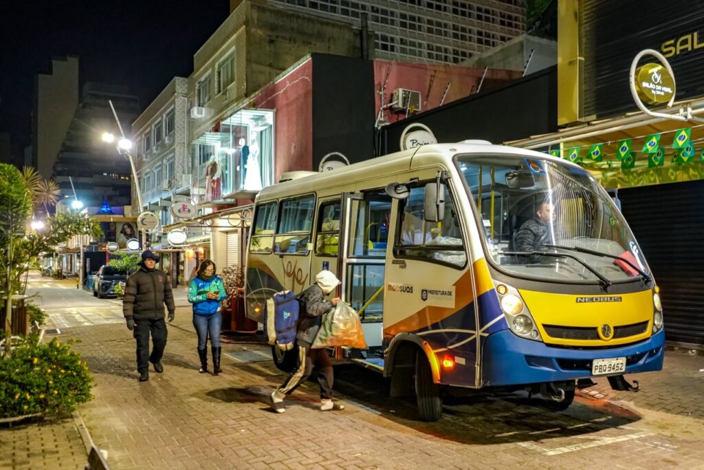 Frio intenso faz Florianópolis ampliar acolhimento e distribuir dezenas de cobertores