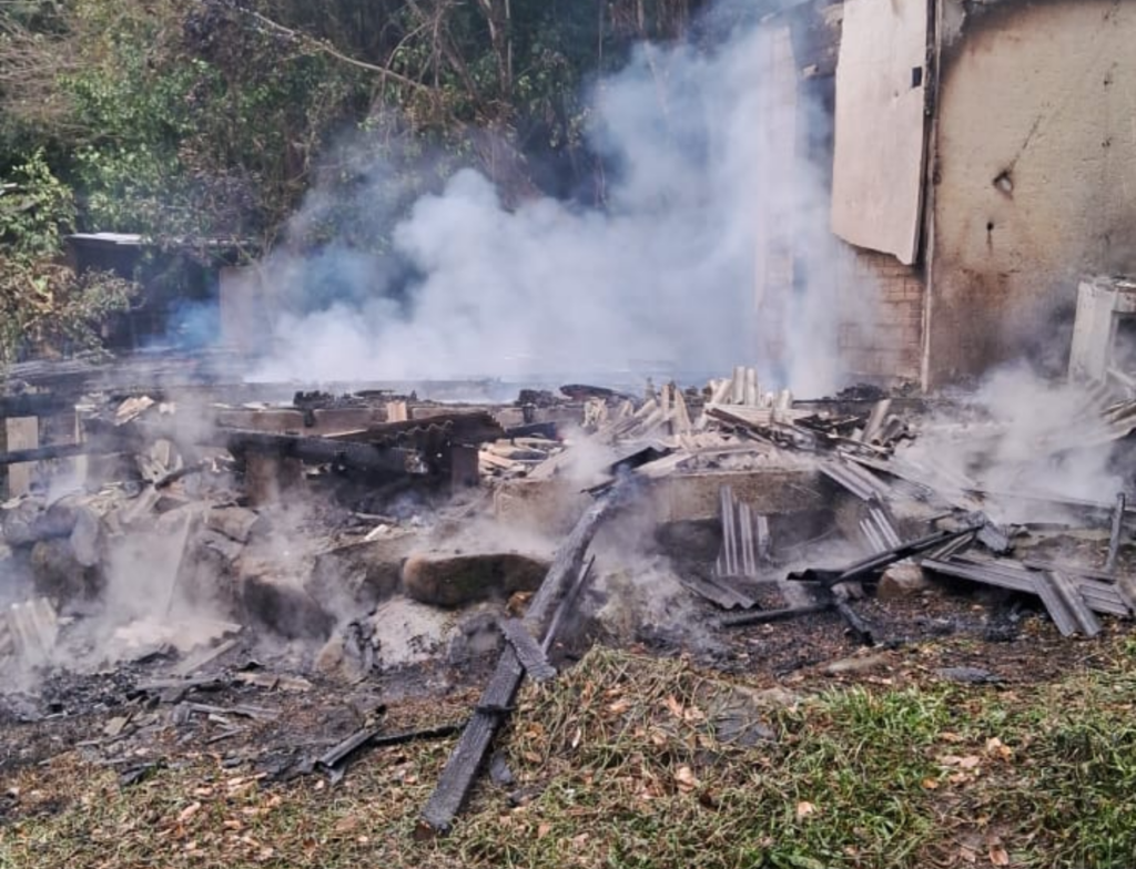 Homem incendeia a própria casa e destrói residência em praia de Florianópolis