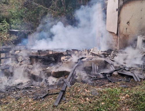 Homem incendeia a própria casa e destrói residência em praia de Florianópolis