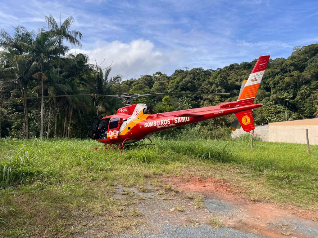 Idosa é atropelada por caminhão de lixo em Blumenau e sofre amputação das duas mãos