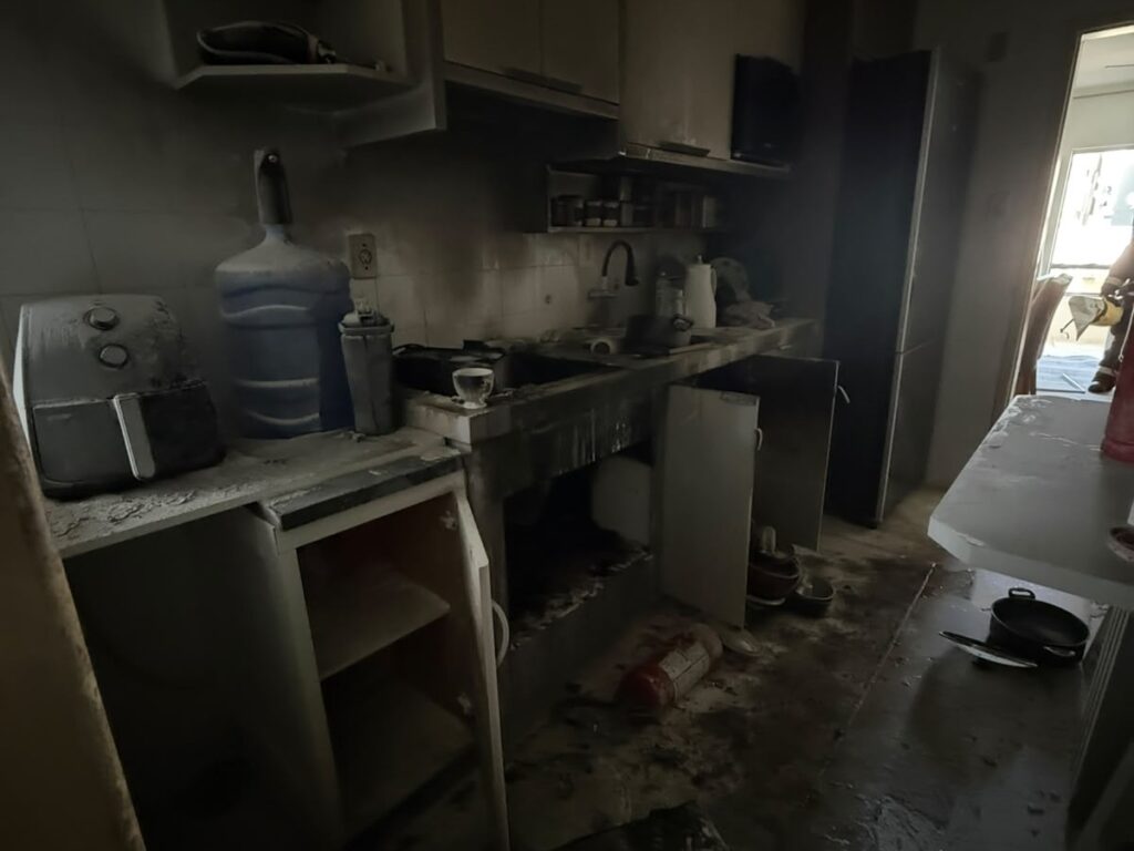 Incêndio assusta moradores e deixa apartamento tomado pela fumaça em Laguna