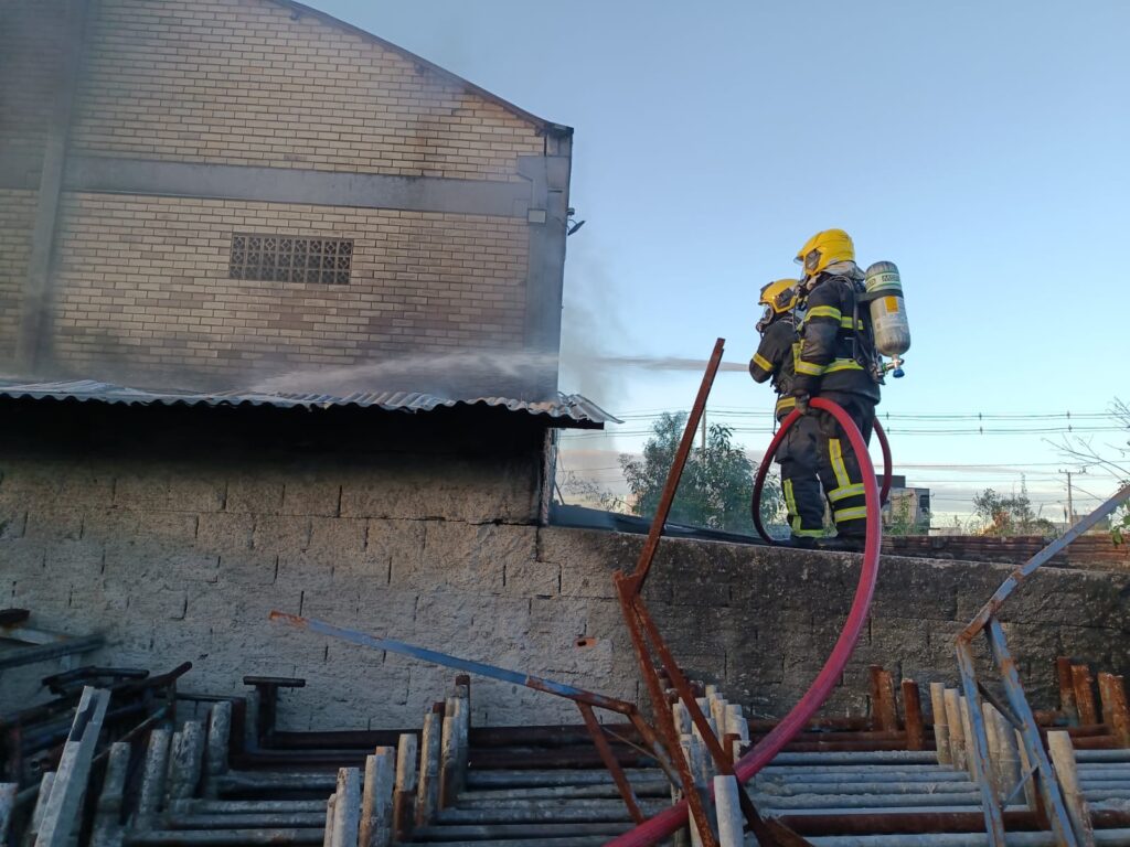 Incêndio atinge indústria às margens da SC-443 e mobiliza bombeiros em SC