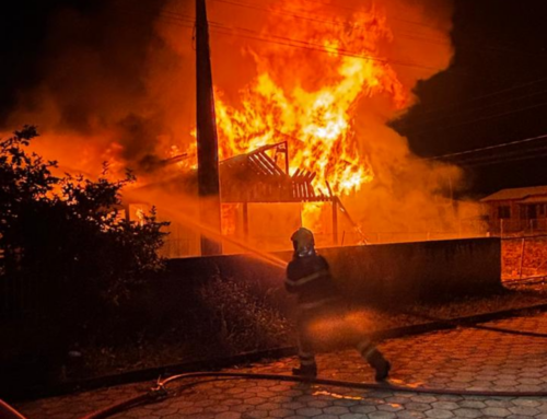 Incêndio destrói casa de madeira durante a noite em Turvo