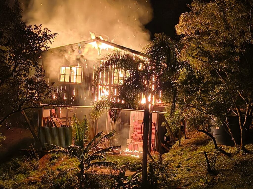 Incêndio destrói casa em morro e mobiliza bombeiros por mais de 2 horas em Garopaba