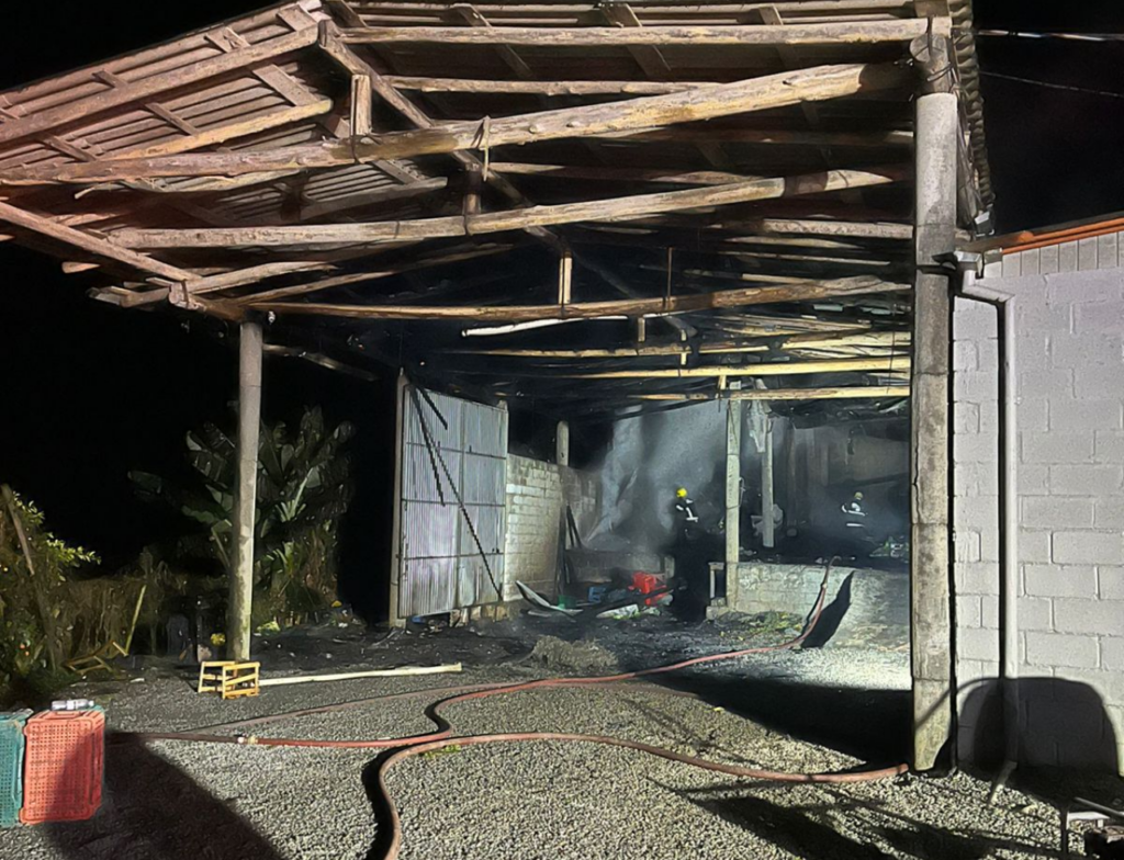 Incêndio destrói galpão com câmara fria e mobiliza força-tarefa em Anitápolis