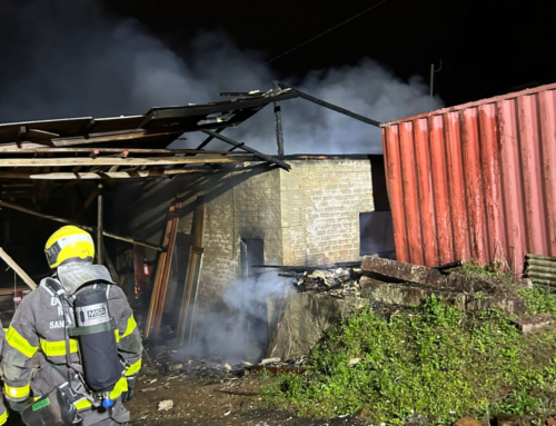 Incêndio destrói galpão de madeireira e mobiliza bombeiros em Urussanga