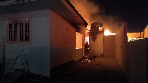 Incêndio destrói três casas em Palhoça e mobiliza força-tarefa dos bombeiros