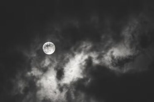 Lua de Morango ilumina o céu nesta noite; saiba o melhor horário para ver o fenômeno