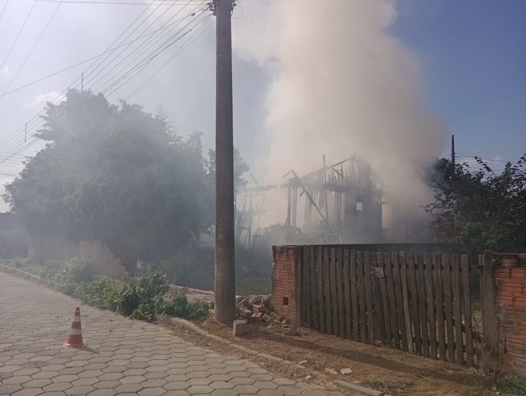 Menina escapa ilesa de incêndio que destruiu casa em Tubarão
