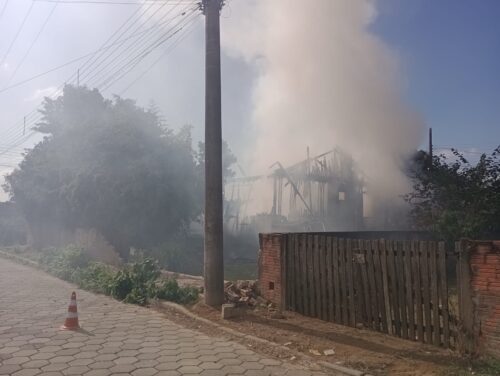 Menina escapa ilesa de incêndio que destruiu casa em Tubarão