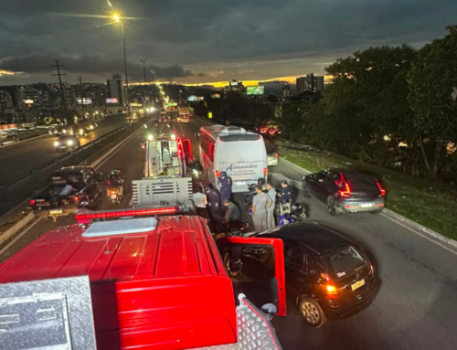 Motociclista é atropelado por micro-ônibus após colisão na BR-282