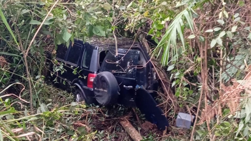 Motorista cai com carro em barranco e mobiliza resgate a poucos metros de quartel em SC