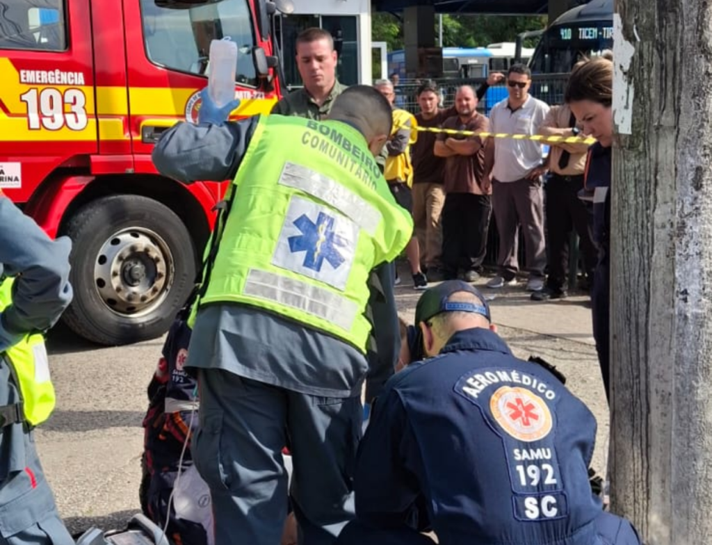 Motorista de ônibus sofre mal súbito em terminal de Florianópolis e morre após parada cardíaca - Foto: Divulgação/CBMSC