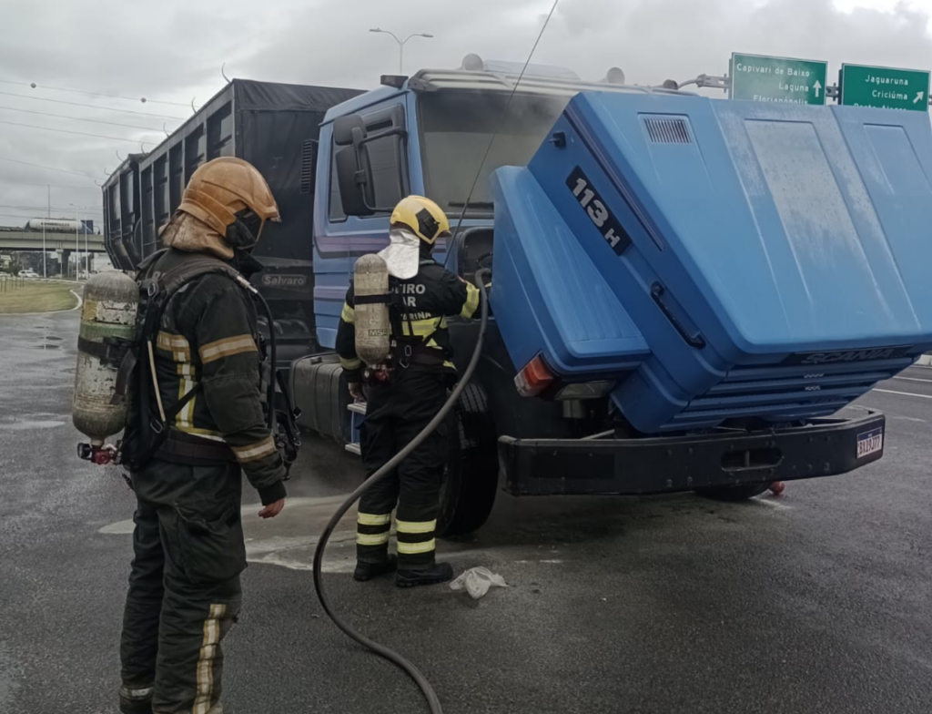 Motorista evita tragédia após princípio de incêndio destruir parte de caminhão em Tubarão