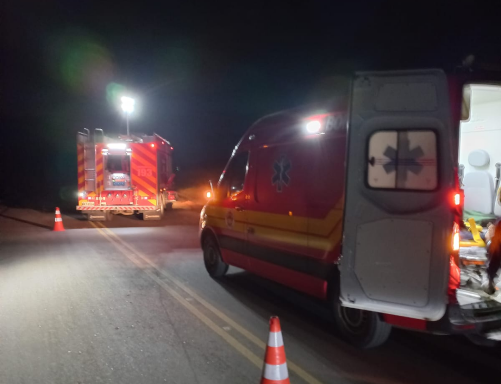 Motorista fica preso às ferragens após carro cair em vala às margens de rodovia em SC