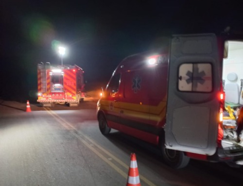 Motorista fica preso às ferragens após carro cair em vala às margens de rodovia em SC