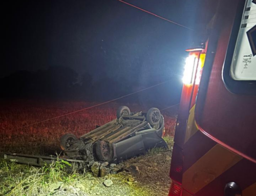 Motorista perde o controle, bate em poste e capota carro no Sul de SC