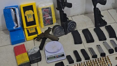 Mulher é presa com fuzis, pistolas e mais de 6 kg de drogas em Palhoça