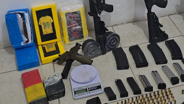 Mulher é presa com fuzis, pistolas e mais de 6 kg de drogas em Palhoça