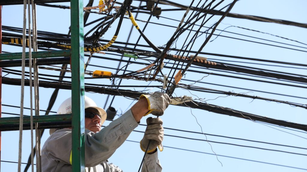 Mutirão já retira mais de 66 km de fios e transforma ruas de Tubarão