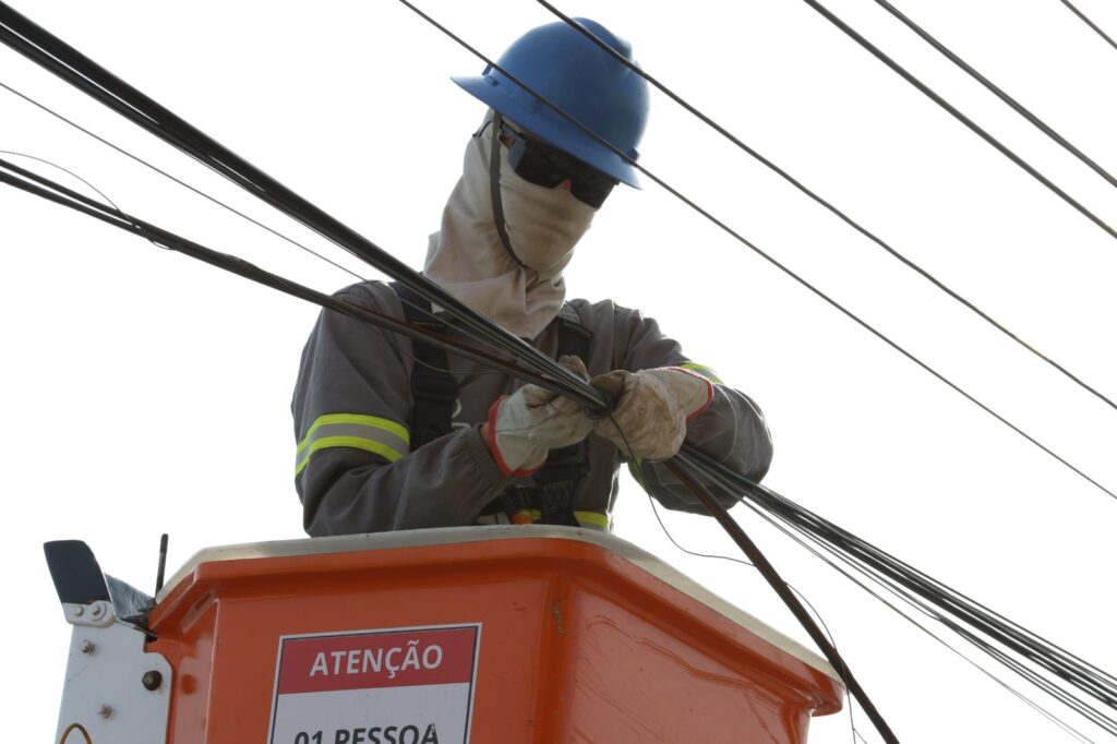 Mutirão retira 20 mil metros de fios e transforma rua em Tubarão