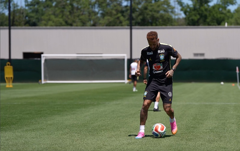Neymar volta aos treinos da Seleção e anima torcida antes de Brasil x Haiti