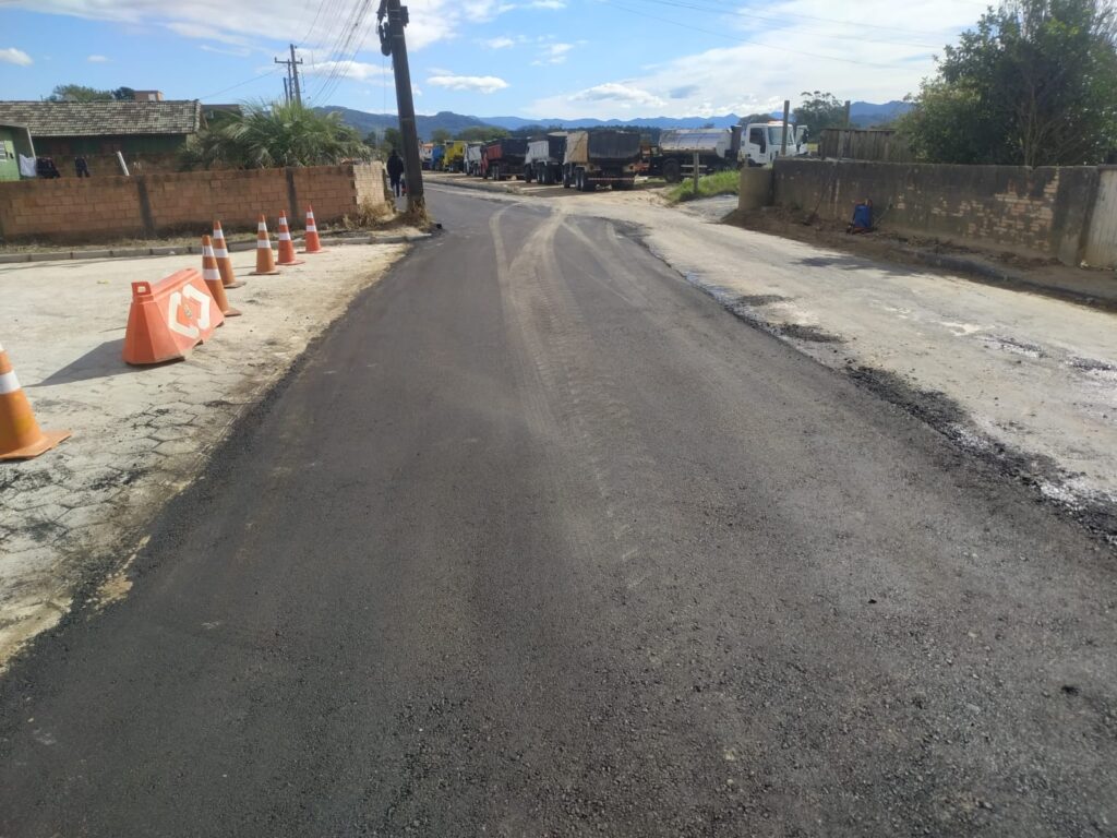 Obras avançam e quatro ruas de Imbituba vão ganhar asfalto novo