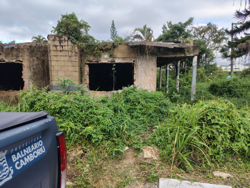 Operação em bairro de Balneário Camboriú recolhe veículos e fiscaliza comércios