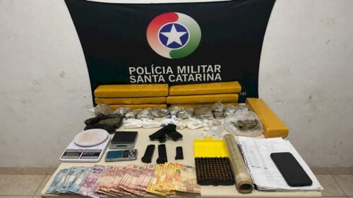 PM encontra arsenal e mais de 11 kg de drogas em quitinete de Palhoça