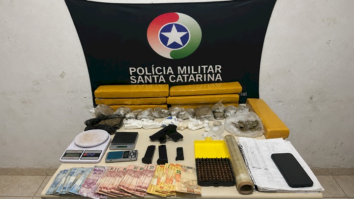 PM encontra arsenal e mais de 11 kg de drogas em quitinete de Palhoça