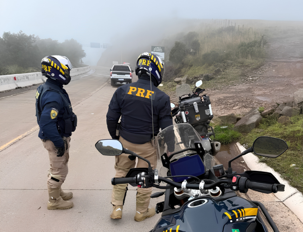 PRF fecha o cerco na Serra da Rocinha e flagra dezenas de irregularidades em motocicletas
