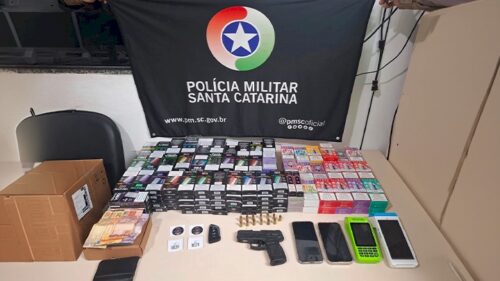 Polícia encontra arma raspada e centenas de cigarros eletrônicos em operação em São José