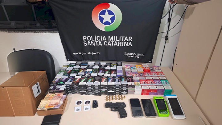 Polícia encontra arma raspada e centenas de cigarros eletrônicos em operação em São José