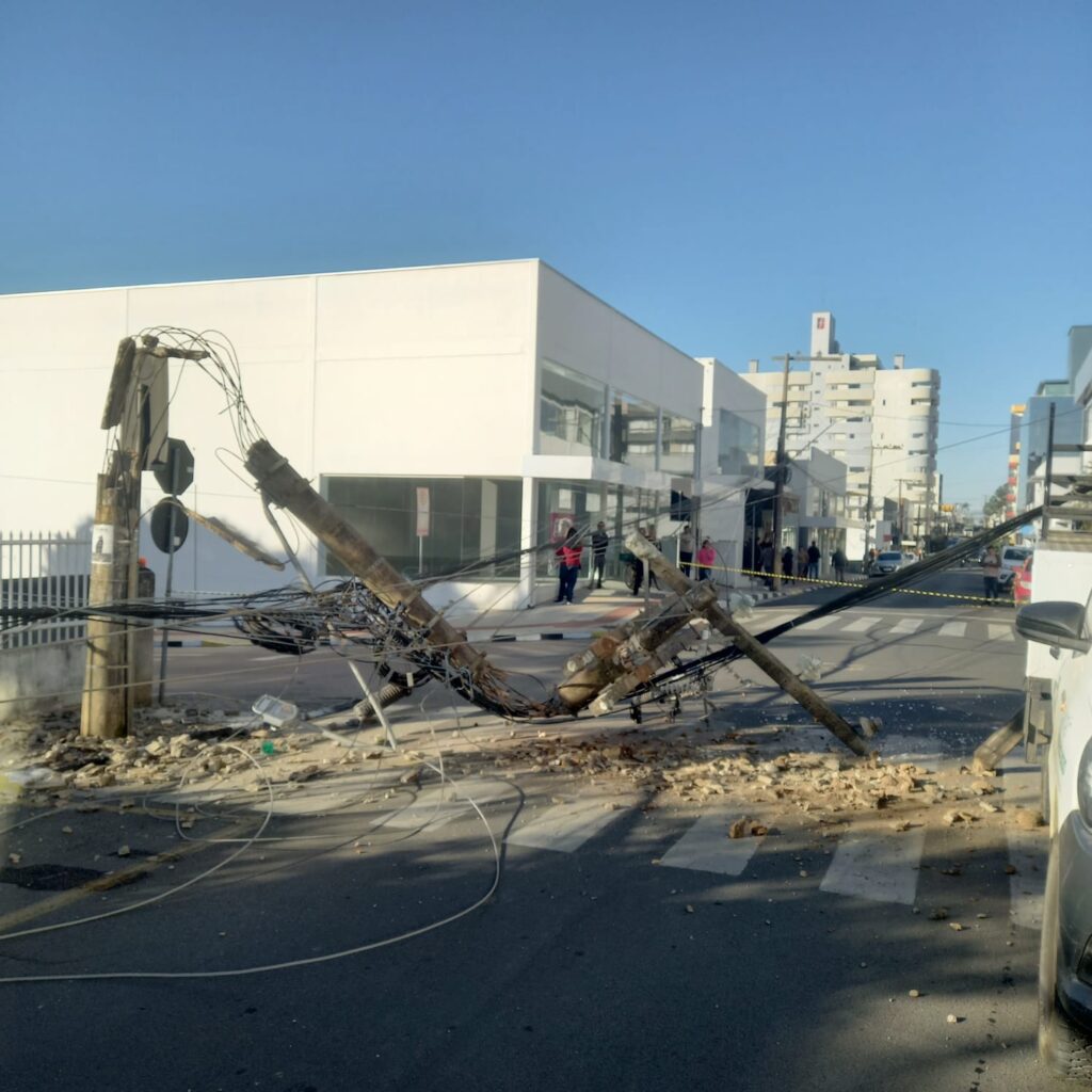 Postes caem durante manutenção e atingem trabalhador no Centro de Içara