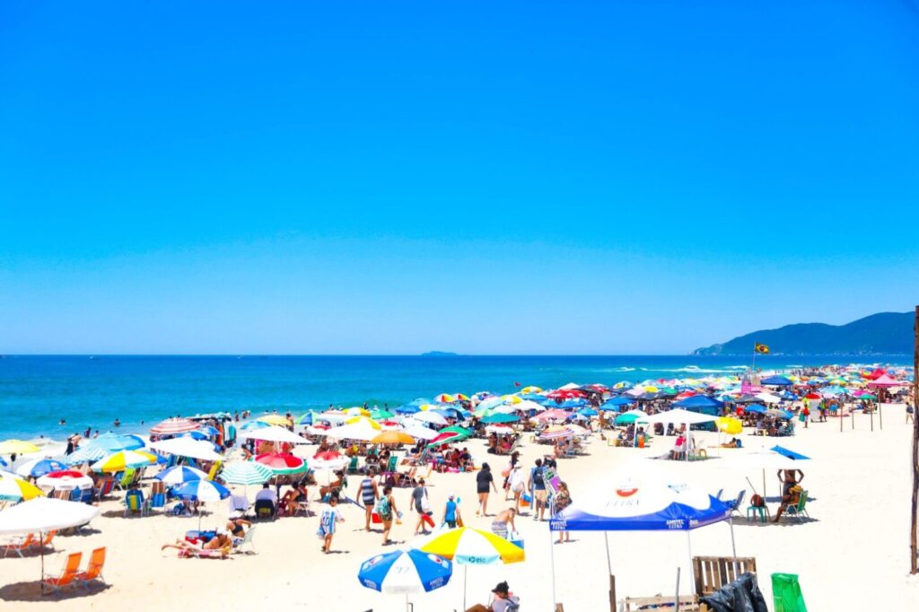 Postes na areia de praia de Florianópolis geram protesto e entram na mira do MPF