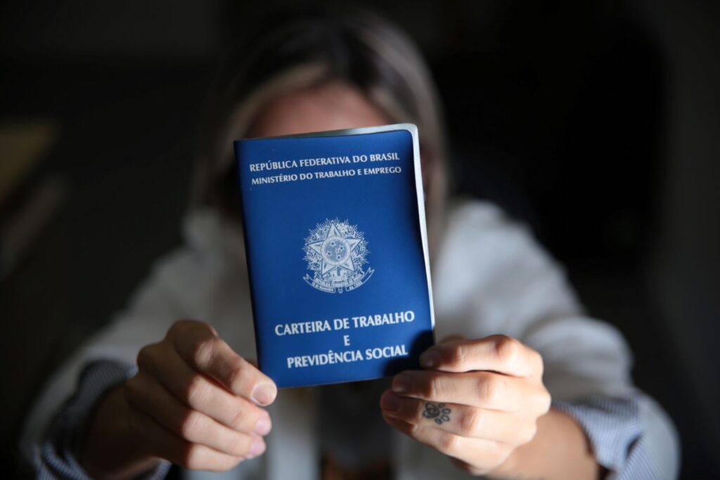 Santa Catarina abre mais de 63 mil vagas e se destaca entre líderes do emprego no Brasil