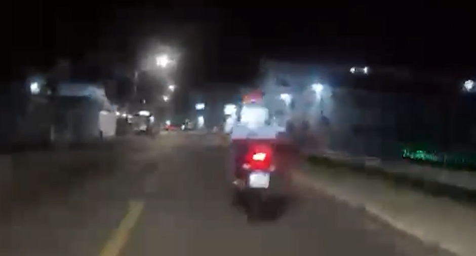 Sem CNH, motociclista quase atropela estudantes e foge da polícia em Florianópolis