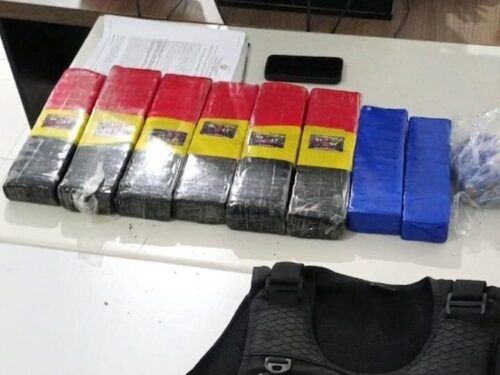 Suspeito tenta jogar mais de 7 kg de maconha pela sacada, mas acaba preso em SC