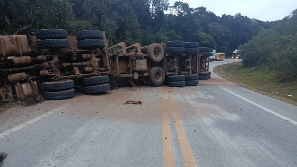 Tombamento de caminhão fecha BR-282 e causa caos no trânsito em SC
